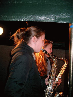Das Bild zeigt zwei Musikerinnen mit Saxophon