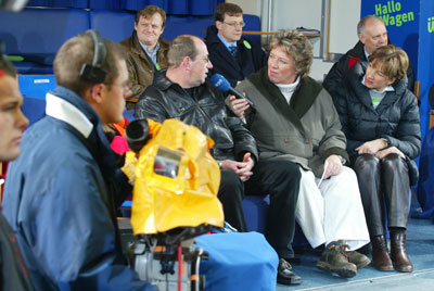 Das Bild zeigt ein Interview mit dem WDR am Ü-Wagen