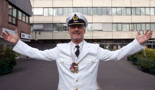 Das Bild zeigt Bürgermeister Franz Huhn, verkleidet als Kapitän