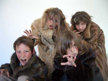 Vier Jungs mit Pelzen bekleidet bei einer Theaterszene