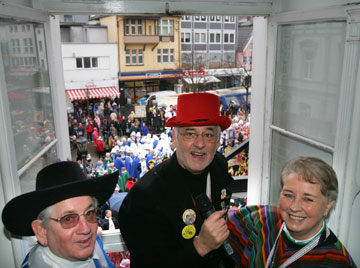 Bürgermeister Huhn mit seinen Vertretern Doris Römer und Erich Nießen bei der Rathauserstürmung 2007