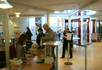 Besucher der Siegburger Stadtbücherei im Foyer