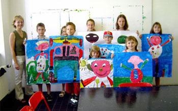 Die Teilnehmer der Kinderkunstschule präsentieren ihre Werke