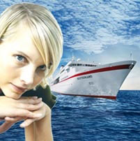 Im Hintergrund ein Kreuzfahrtschiff auf See und im Vordergrund eine blonde Urlauberin