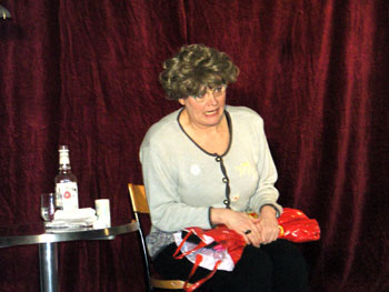 Edith Börner in einer Szene aus ihrem Programm Lizenz zum Zicken