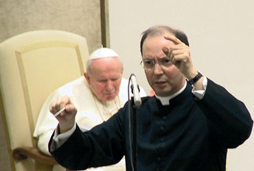 Das Bild zeigt Papst Johannes Paul II und Marco Frisina