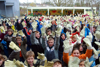 Schüler der Grundschule Stallberg mit Handschuhen vor dem Einsatz