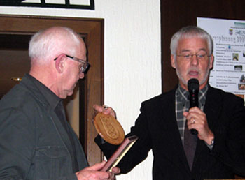 Das Bild zeigt Bürgermeister Franz Huhn mit Herbert Kurz 