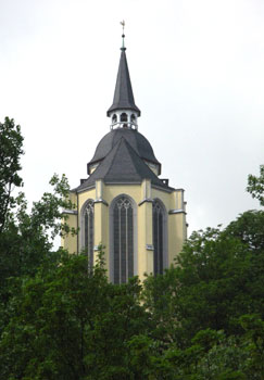 Die Turmspitze der Abtei Michaelsberg