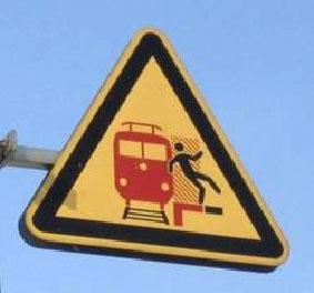 Warnschild Gefahren an Gleisen