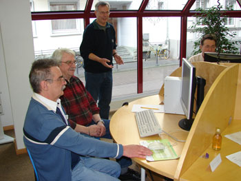 Senioren beim Internetkurs in der Stadtbibliothek