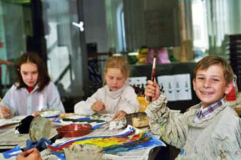 Das Bild zeigt malende Kinder in der Kunstschule