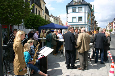 Das Bild zeigt die Einweihungsfeier auf der Luisenstraße