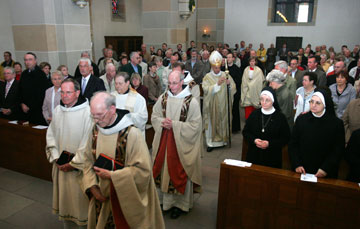 Das Bild zeigt die Feier zum Pontifikalamt in der gut besuchten Abteikirche