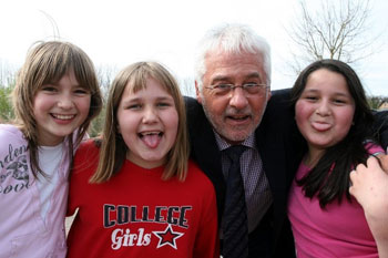 Bürgermeister Franz Huhn mit drei Kindern