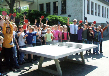 Bürgermeister Huhn mit den Anno-Schülern beim Einweihungsmatch der neuen Tischtennisplatte