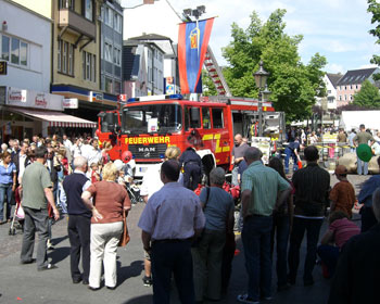 Das Bild zeigt die Jugendfeuerwehr auf dem Siegburger Marktplatz 
