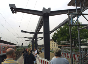 Das Bild zeigt die ersten Stützpfeiler für das Bahnsteigdach