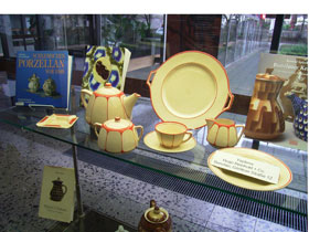 Das Bild zeigt die ausgestellte Keramik im Siegburger Rathaus