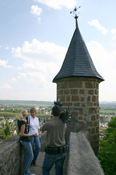 Das Bild zeigt Nathalie Niederdrenk beim Dreh mit Center.tv am Johannestürmchen