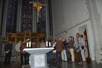 Das Bild zeigt die Mitglieder des Kulturausschusses bei der Besichtigung der Chorfenster