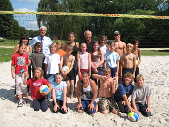 Das Bild zeigt Bürgermeister Huhn mit der Beach-Volleyballmannschaft im Oktopus