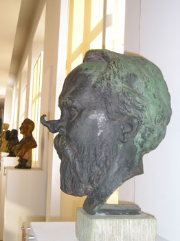 Das Bild zeigt die ausgestellte Bronze-Büste des Komponisten Engelbert Humperdinck mit verlängerter Nase