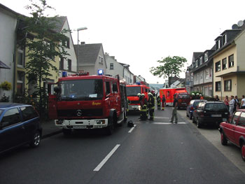 Das Bild zeigt die Siegburger Feuerwehr bei ihrem Einsatz an der Hauptstraße 