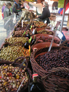 Das Bild zeigt einen Olivenstand auf dem Französischem Markt