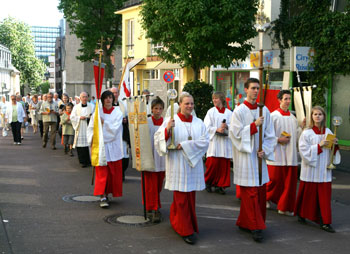 Das Bild zeigt die Prozession durch die Siegburger Innenstadt