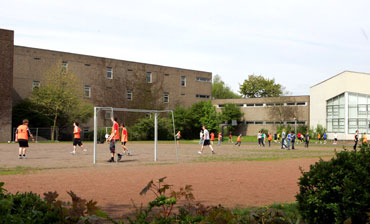 Das Bild zeigt den Sportplatz des Anno-Gymnasiums an der Seidenbergstraße
