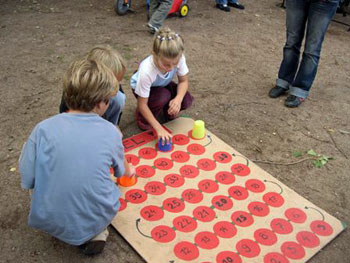 Das Bild zeigt Kinder beim Umweltspiel