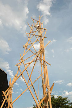 Das Bild zeigt Trabers Holzturm