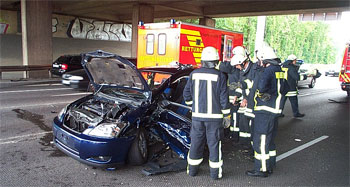 Das Bild zeigt den Einsatz der Feuerwehr Siegburg beim Verkehrsunfall