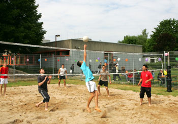 Das Bild zeigt Schüler auf dem Beach-Volleyballfeld