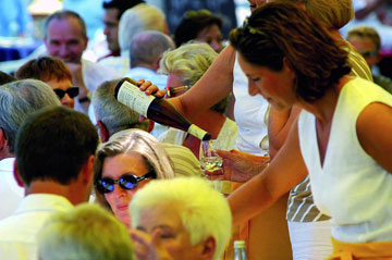 Das Bild zeigt Besucher beim Weinfest