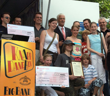 Das Bild zeigt Bürgermeister Huhn mit den Gewinnern des Agendapreises