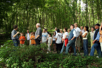 Das Bild zeigt die Bürgergemeinschaft Zange auf Spurensuche im Wald