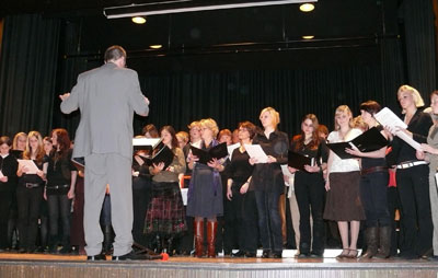 Das Bild zeigt den Chor auf der Bühne