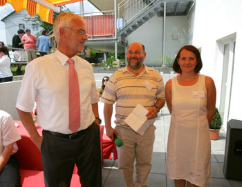 Das Bild zeigt Bürgermeister Franz Huhn mit den Leitern Günter Martin und Tina Mäueler