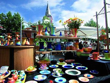 Das Bild zeigt den Keramikmarkt