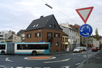 Der Minikreisel an der Theodor-Heuss-Straße