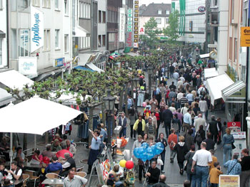 Das Bild zeigt viele Besucher in der Siegburger Innenstadt