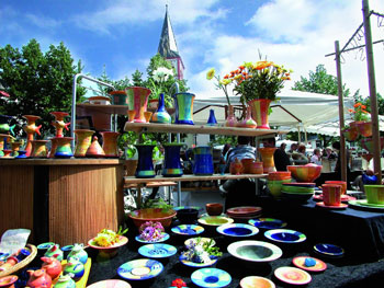 Das bunte Angebot des Keramikmarktes