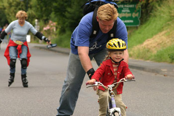 Eine junge Familie mit Fahrrad und Inlineskates bei Siegtal pur