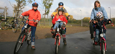 Das Bild zeigt die Kinder bei der Fahrradtour