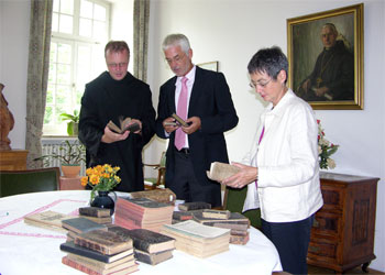 Das Bild zeigt Abt Raphael, Bürgermeister Franz Huhn und Stadtarchivarin Dr. Andrea Korte-Böger