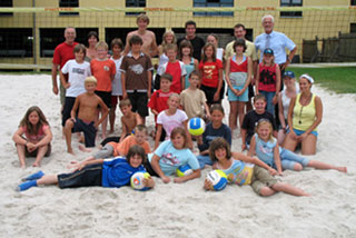 Das Bild zeigt die Beachvolleyball-Mannschaft
