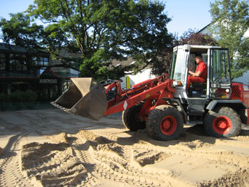 Der Sand für das Beachvolleyballfeld wird aufgeschüttet