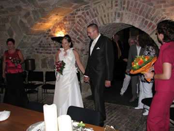 Das Bild zeigt eine Hochzeit im Weinkeller